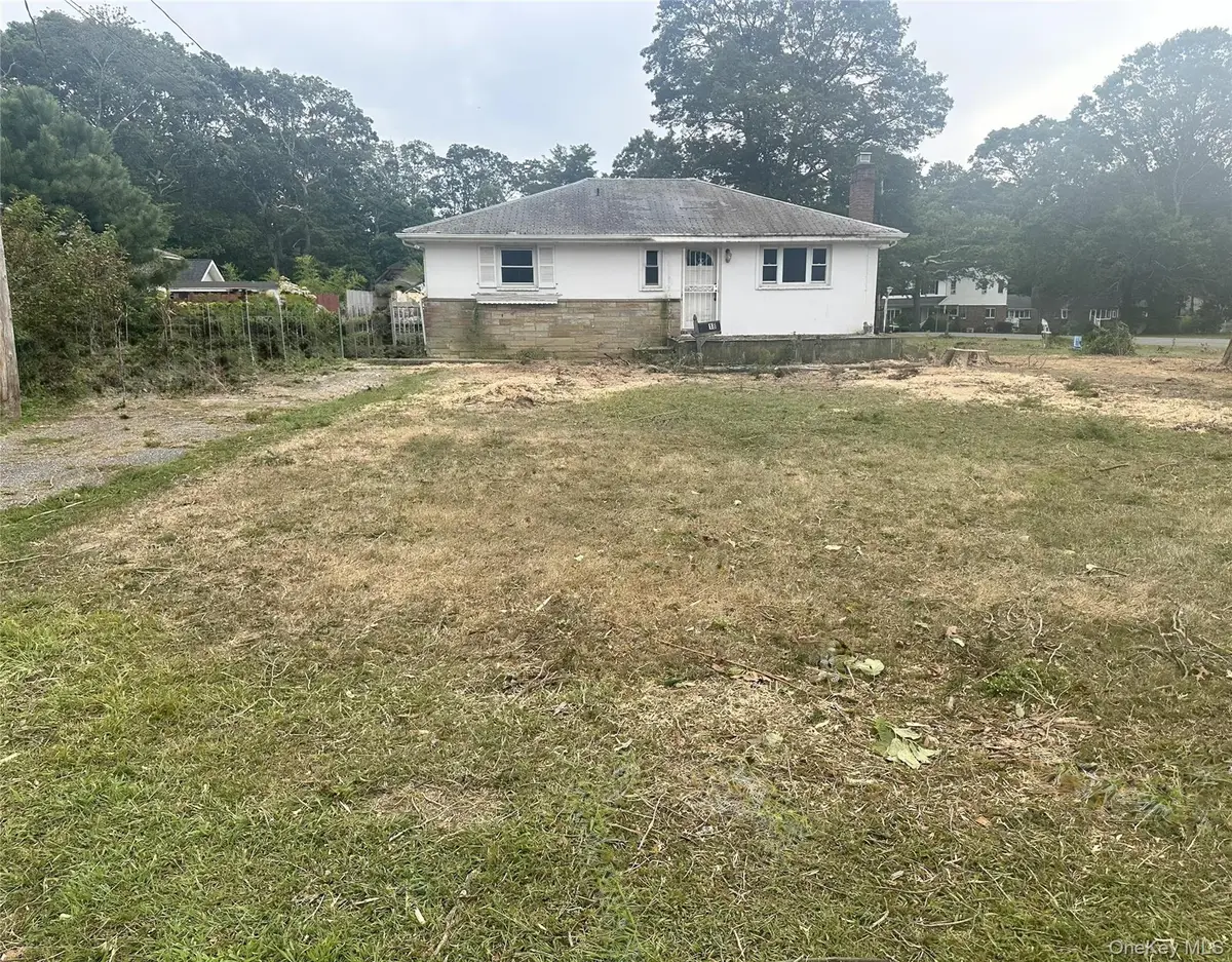 18 Merrick Road, Shirley, NY 11967 - Image #1