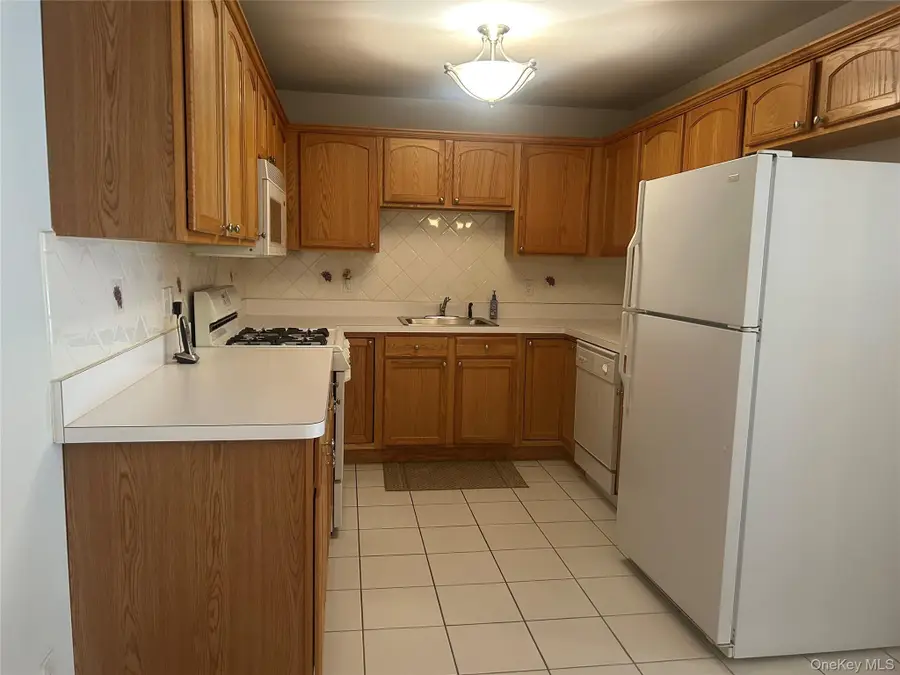 1082 Savoy Drive, Melville, NY 11747 - Image #2