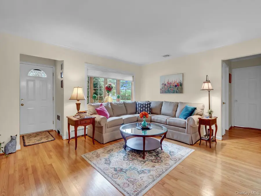 34 Scholl Drive, Farmingdale, NY 11735 - Image #2