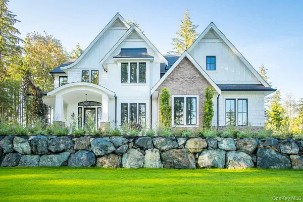 16 Kingwood Lane, Poughkeepsie, NY 12601