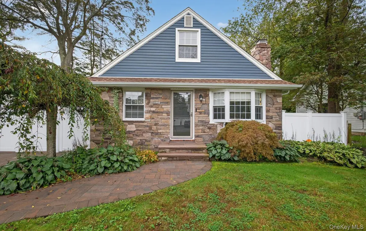 82 Middlesex Avenue, Oakdale, NY 11769 - Image #1