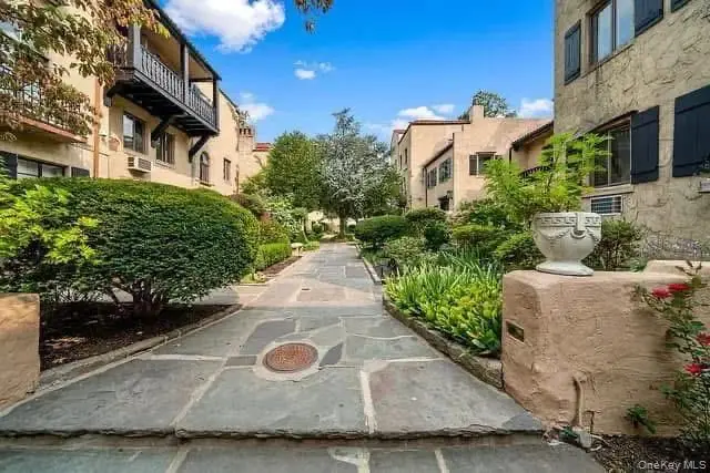 215 Middle Neck Road #D3, Great Neck, NY 11021 - Image #2