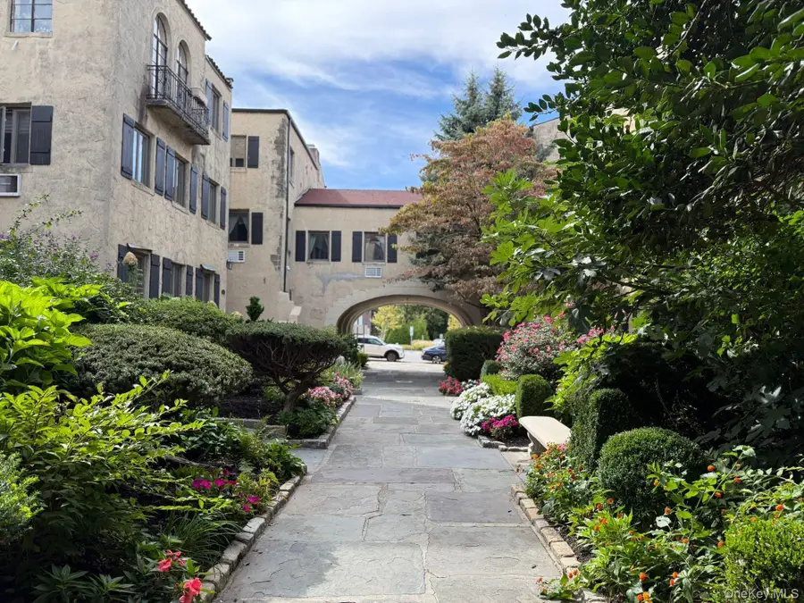 215 Middle Neck Road #D3, Great Neck, NY 11021 - Image #3