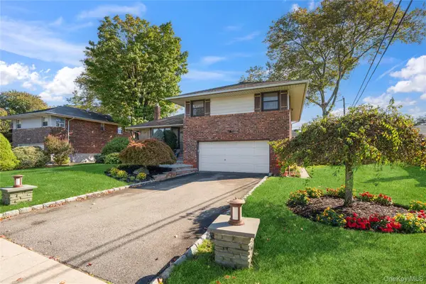 17 Center Drive, Syosset, NY 11791