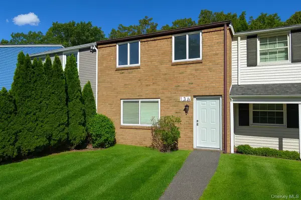 136 Hill Crescent, Calverton, NY 11933