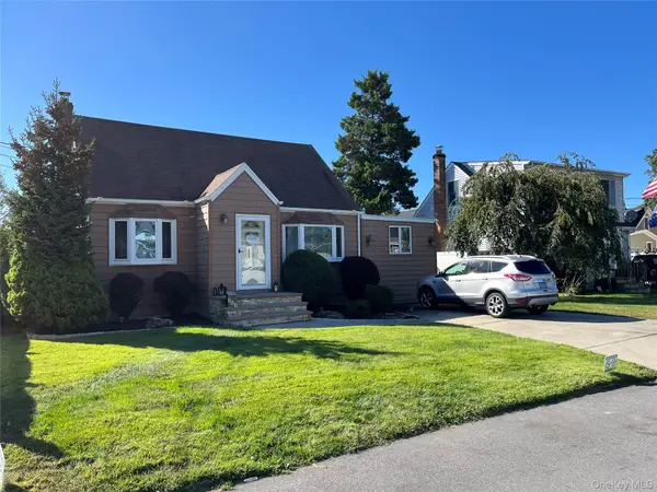 404 Kensington Court, Copiague, NY 11726