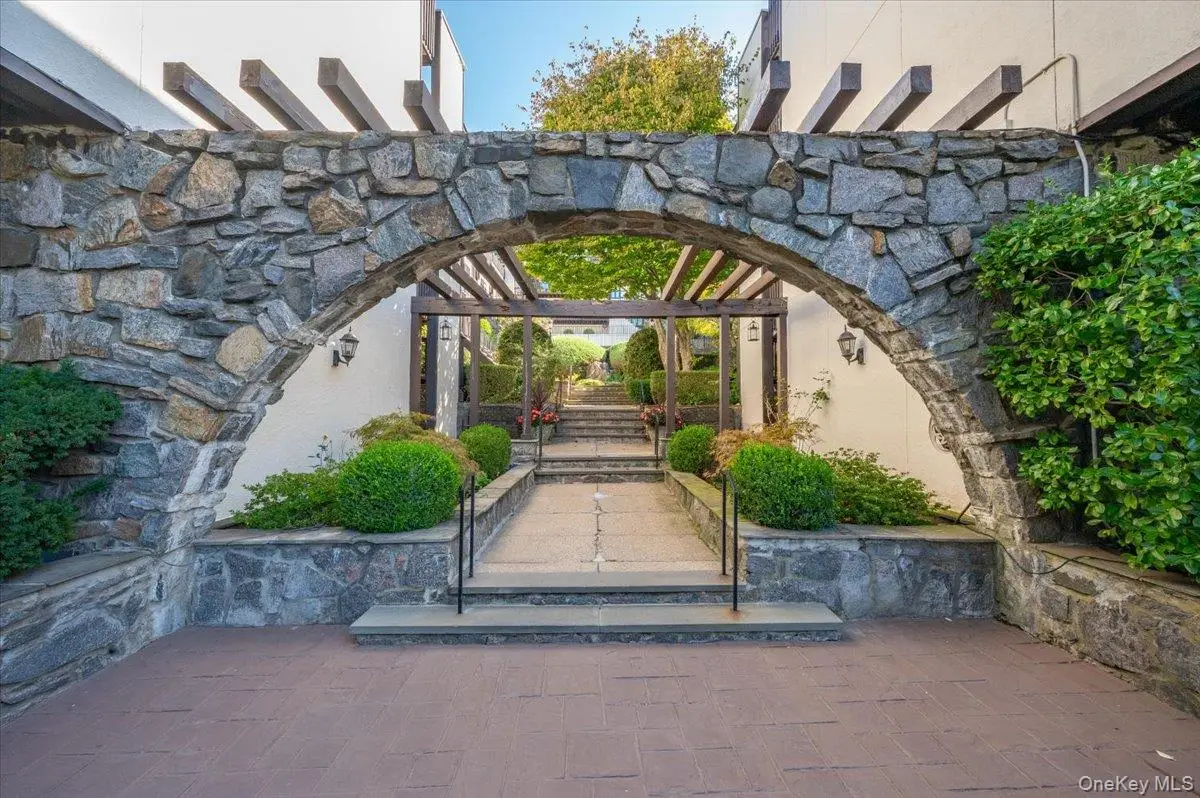 1200 Warburton Avenue #21, Yonkers, NY 10701 - Image #1