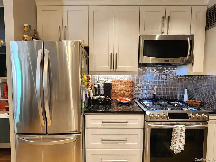 25 Park Place #3R, Great Neck Plaza, NY 11021 - Image #2