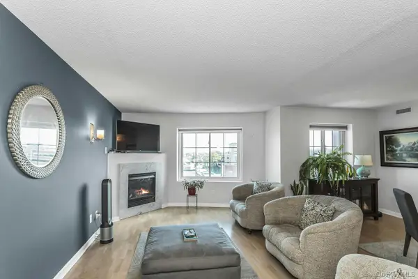 242 Maple Avenue #513, Westbury, NY 11590