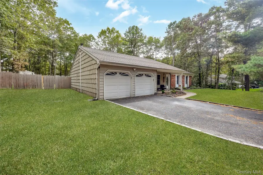 11 Cobblestone Drive, Ridge, NY 11961 - Image #2