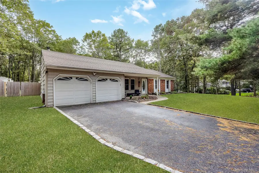 11 Cobblestone Drive, Ridge, NY 11961 - Image #3