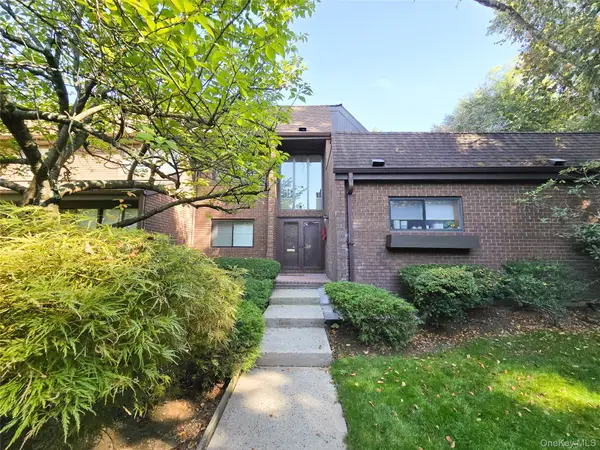 54 Acorn Ponds Drive #271, Roslyn, NY 11576