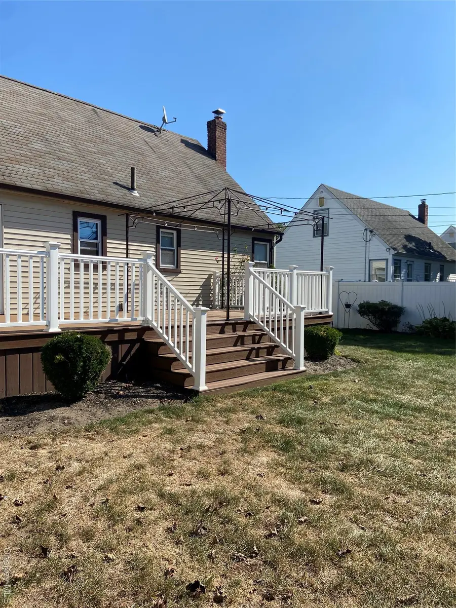 18 Hitchcock Lane, Farmingdale, NY 11735 - Image #2