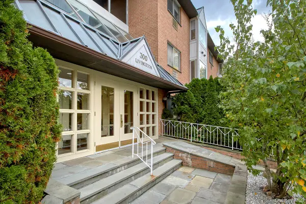 300 Livingston Avenue #2D, Mamaroneck, NY 10543