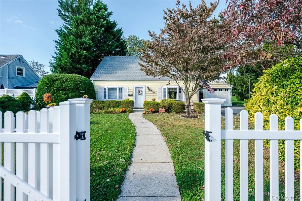 34 Curve Lane, Levittown, NY 11756 - Image #1