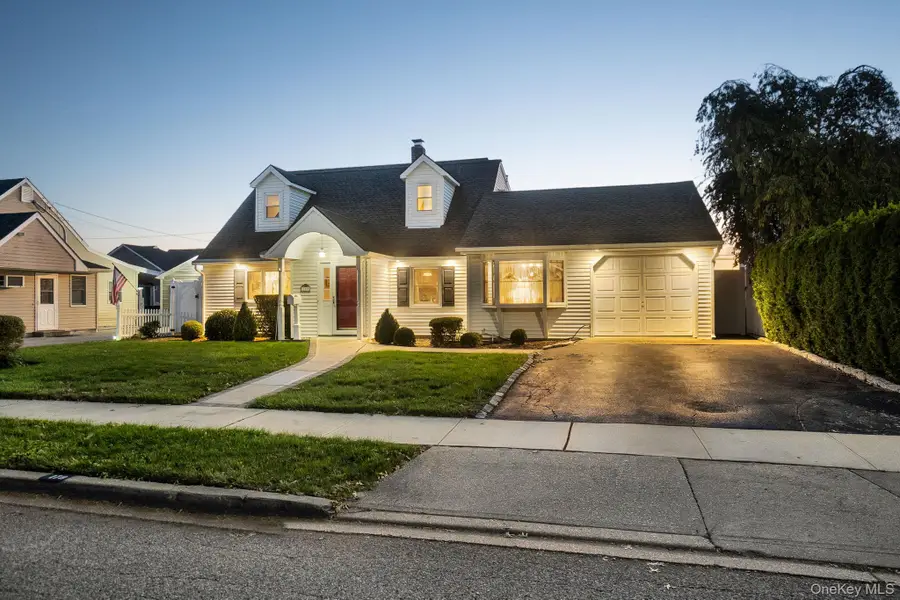 179 Swan Lane, Levittown, NY 11756 - Image #2