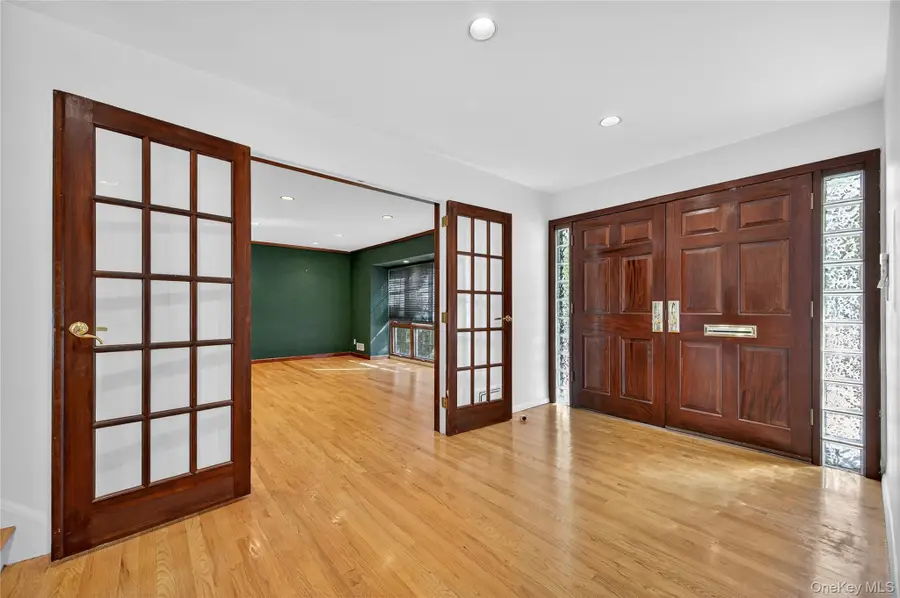 39 Hummingbird Drive, East Hills, NY 11576 - Image #3