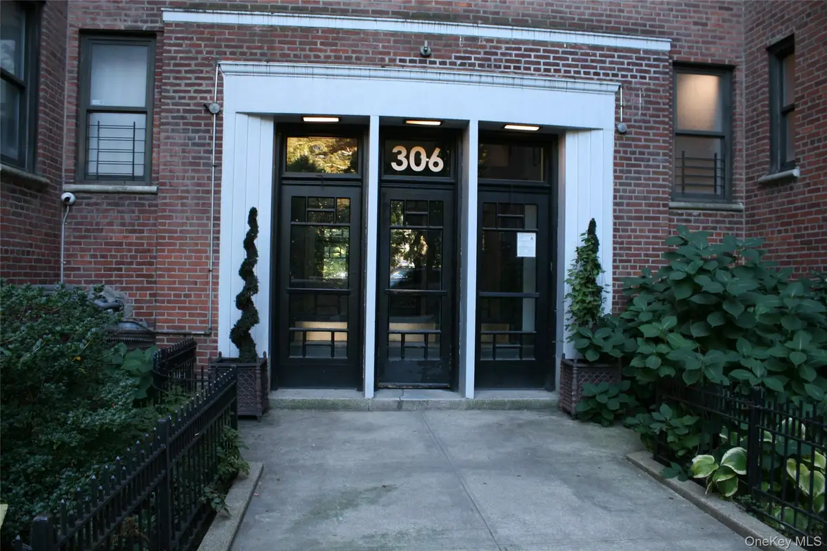 306 E Mosholu Parkway S #1F, Bronx, NY 10458 - Image #1