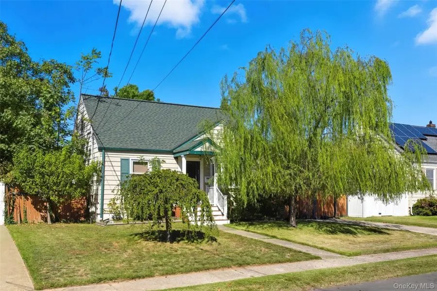 307 Ferndale Court, Copiague, NY 11726 - Image #2