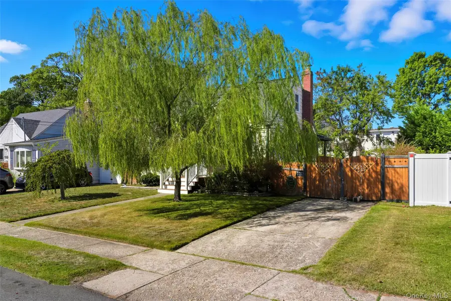 307 Ferndale Court, Copiague, NY 11726 - Image #3