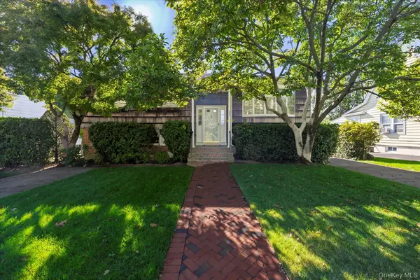 33 Starks Place, Lynbrook, NY 11563