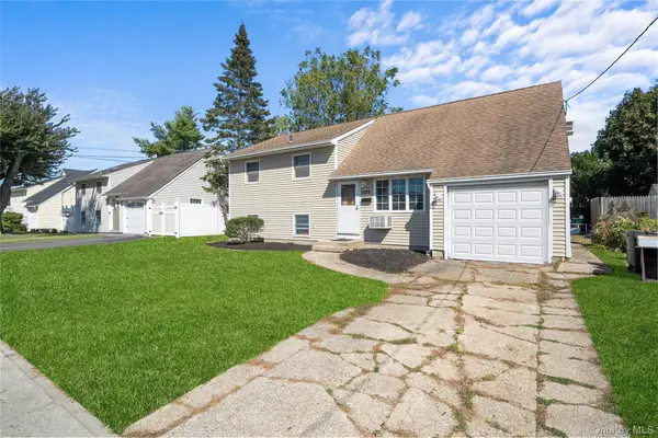 1029 N Niagara Avenue, Lindenhurst, NY 11757