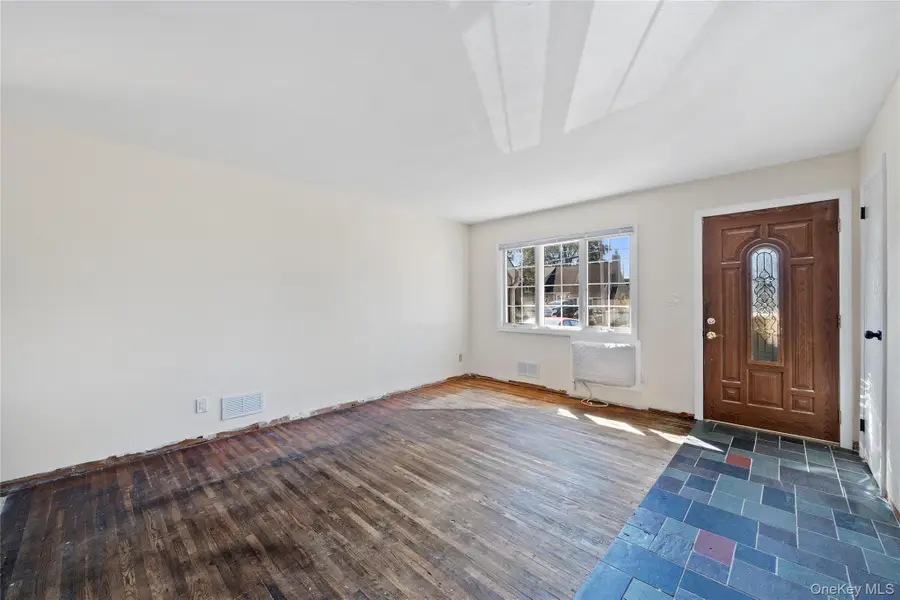 1029 N Niagara Avenue, Lindenhurst, NY 11757 - Image #2