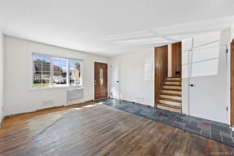 1029 N Niagara Avenue, Lindenhurst, NY 11757 - Image #3