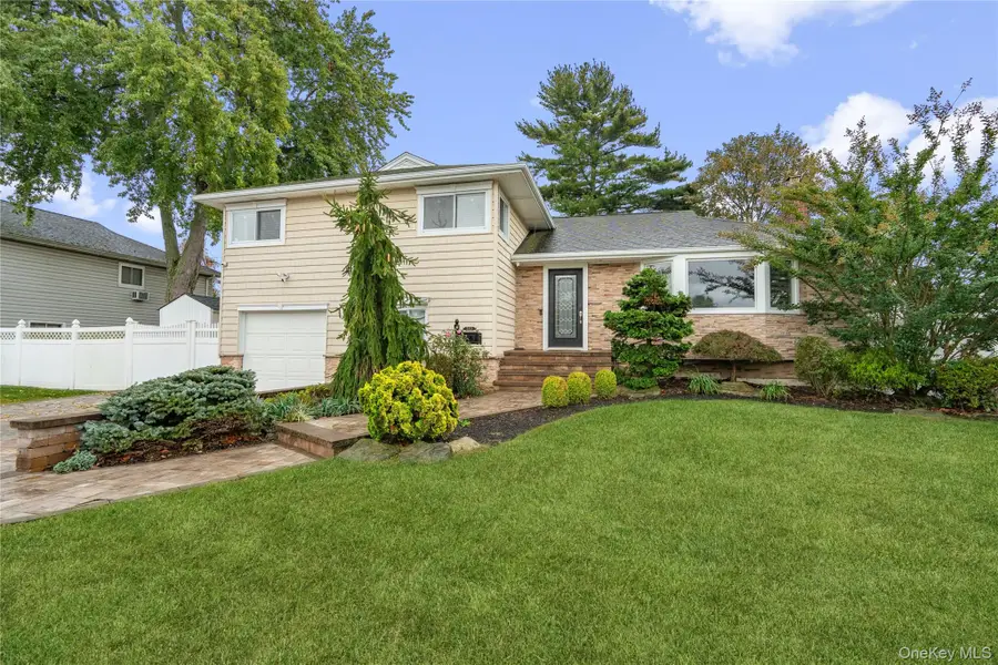 240 Wyngate Drive, Massapequa, NY 11758 - Image #2
