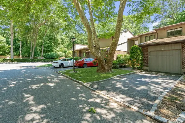 31 Club House Court #31, Jericho, NY 11753