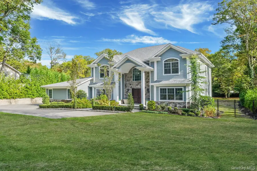 4 Carriage Court, Dix Hills, NY 11746 - Image #3