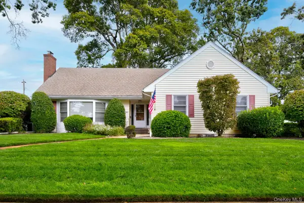 35 Red Oak Place, Massapequa, NY 11758