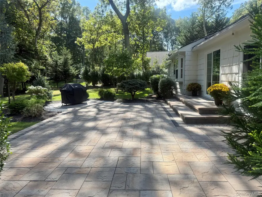 185 Quaker Path, East Setauket, NY 11733 - Image #3