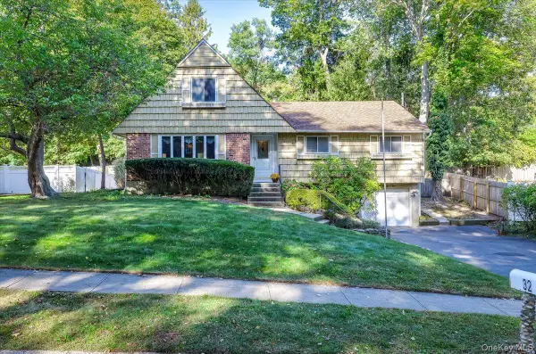 32 Ravenwood Drive, Kings Park, NY 11754
