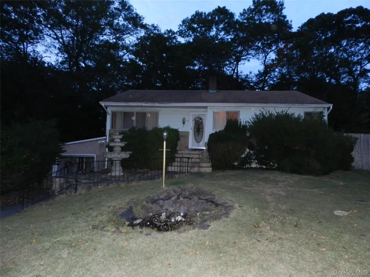 11 Mauritz Boulevard, Middle Island, NY 11953 - Image #1