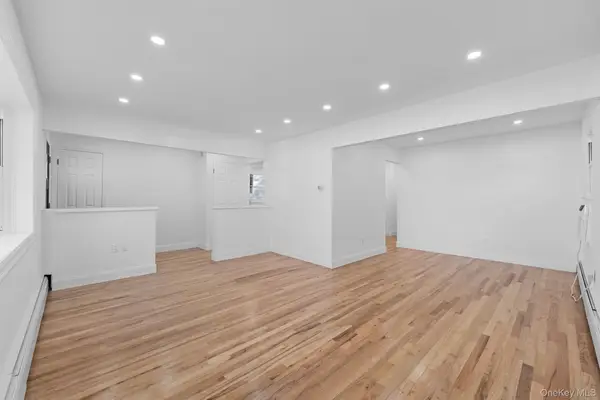 18918 Tioga Dr, Saint Albans, NY 11412