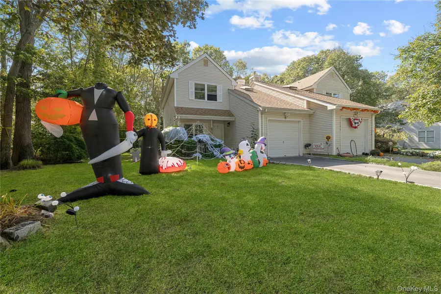 18 Lindsey Court, Holtsville, NY 11742 - Image #3