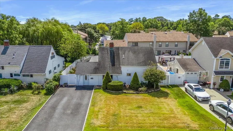 236 Duckpond Drive S, Wantagh, NY 11793 - Image #2