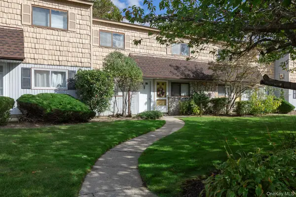 202 Pointe Circle North #202, Coram, NY 11727