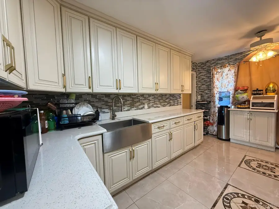 12 Hilton Court, Hicksville, NY 11801 - Image #3