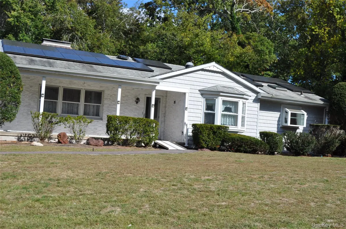 29 Woodlawn Avenue, Oakdale, NY 11769 - Image #1