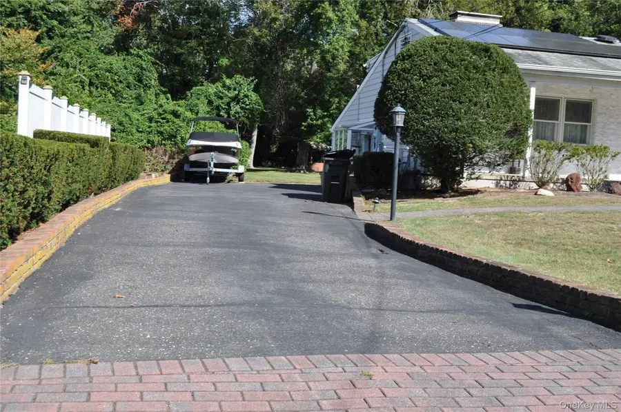 29 Woodlawn Avenue, Oakdale, NY 11769 - Image #3