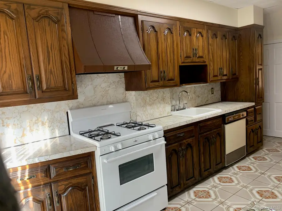 7704 85th Street, Glendale, NY 11385 - Image #2