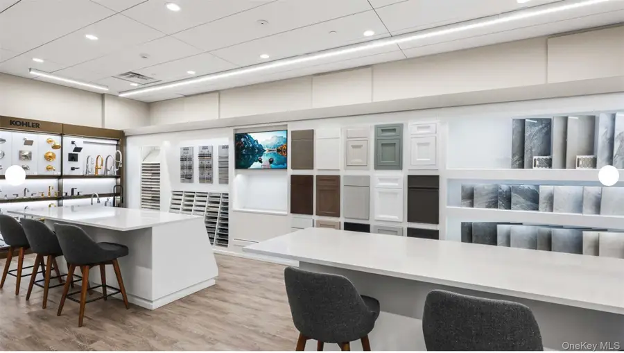 16 Sequoia Circle, Manhasset, NY 11030 - Image #3