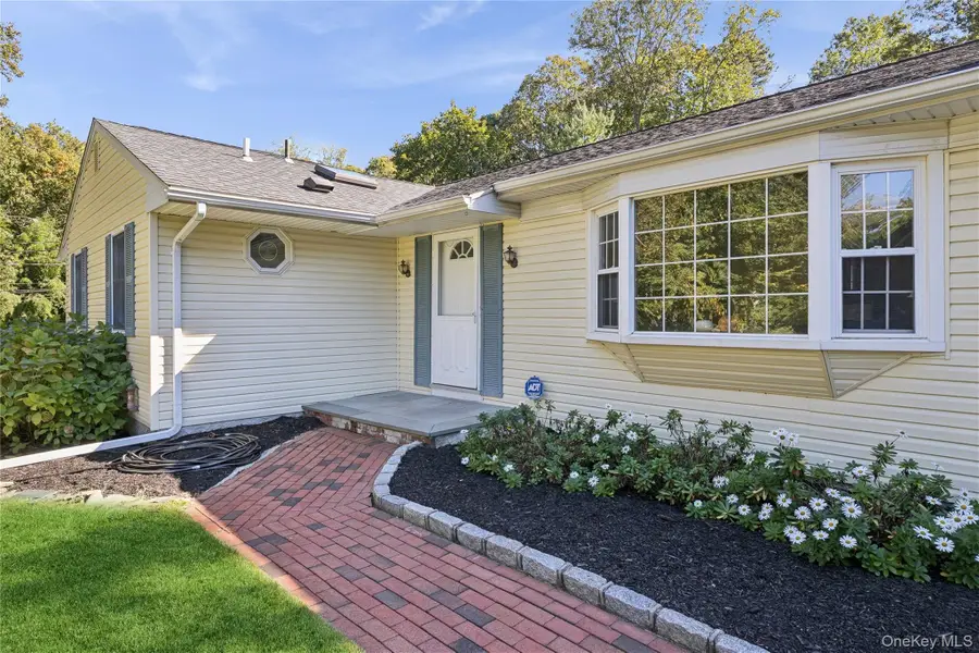 94 Mobrey Lane, Smithtown, NY 11787 - Image #2