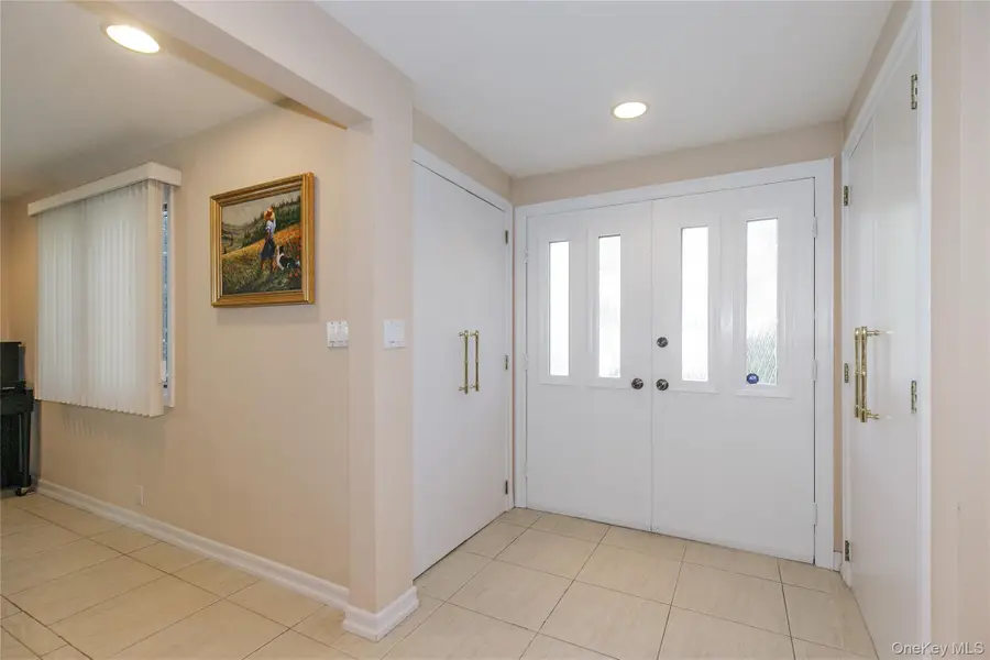 7 Robbins Lane, Great Neck, NY 11020 - Image #3