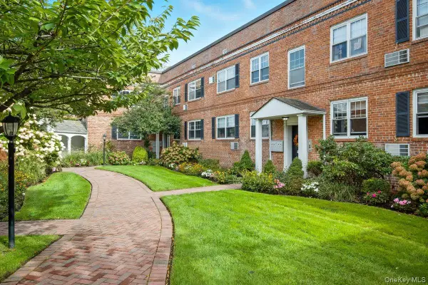 51 Lincoln Avenue #D21, Rockville Centre, NY 11570