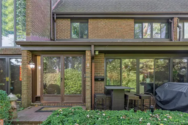 9 Squirrel Hill #231, Roslyn, NY 11576