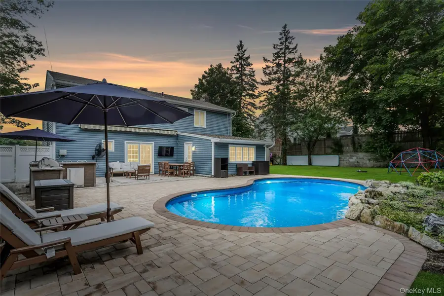 8 Lois Lane, Old Bethpage, NY 11804 - Image #2