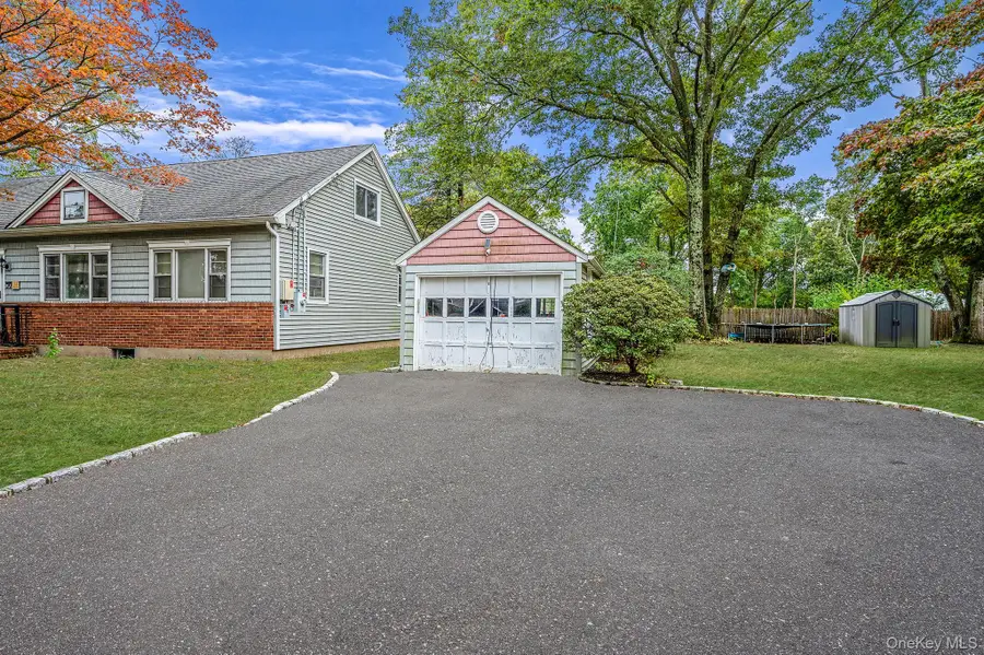 34 Rose Court, Smithtown, NY 11787 - Image #3